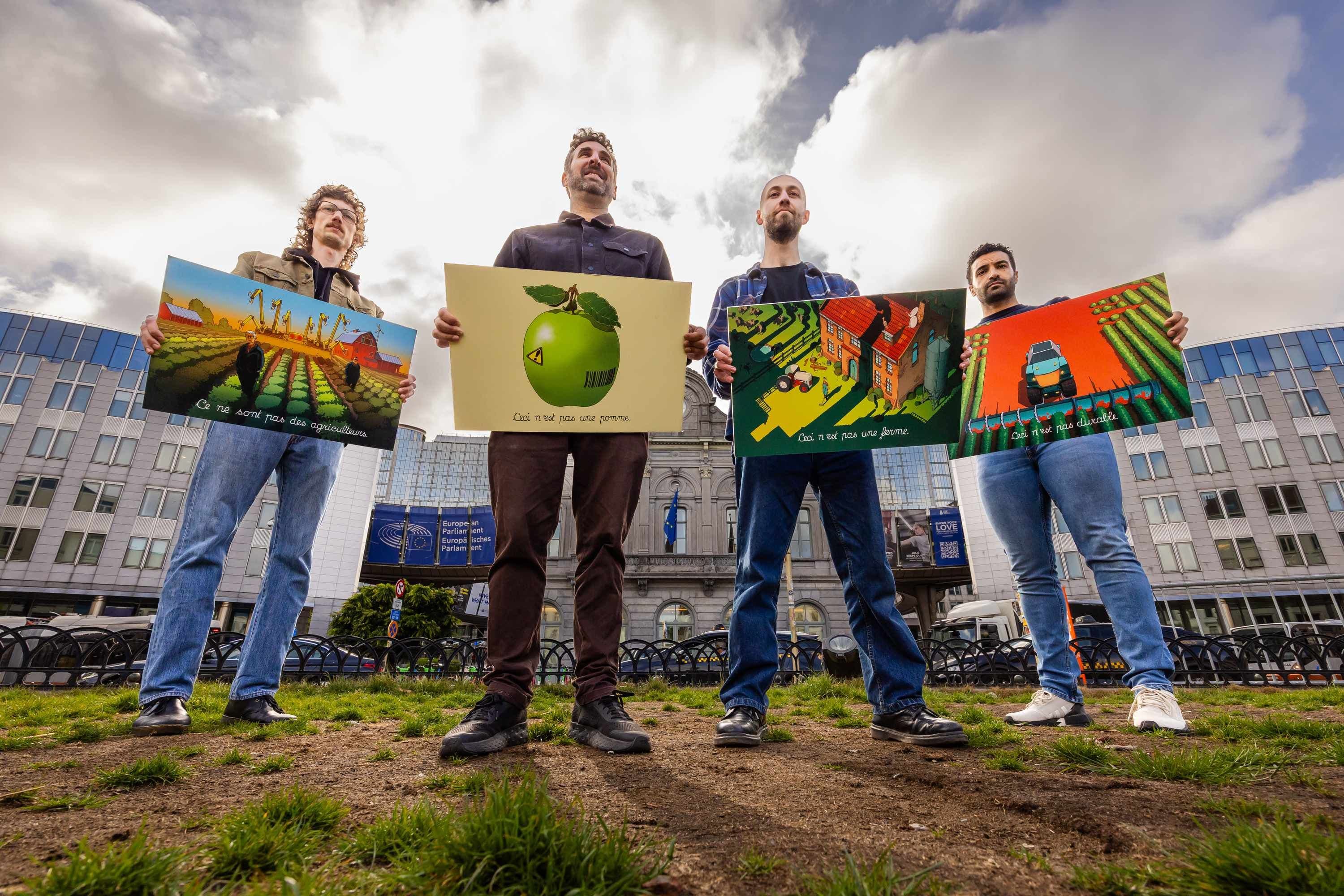 Activisten van WeMove Europe onthullen het kunstwerk naast het Europarlement.