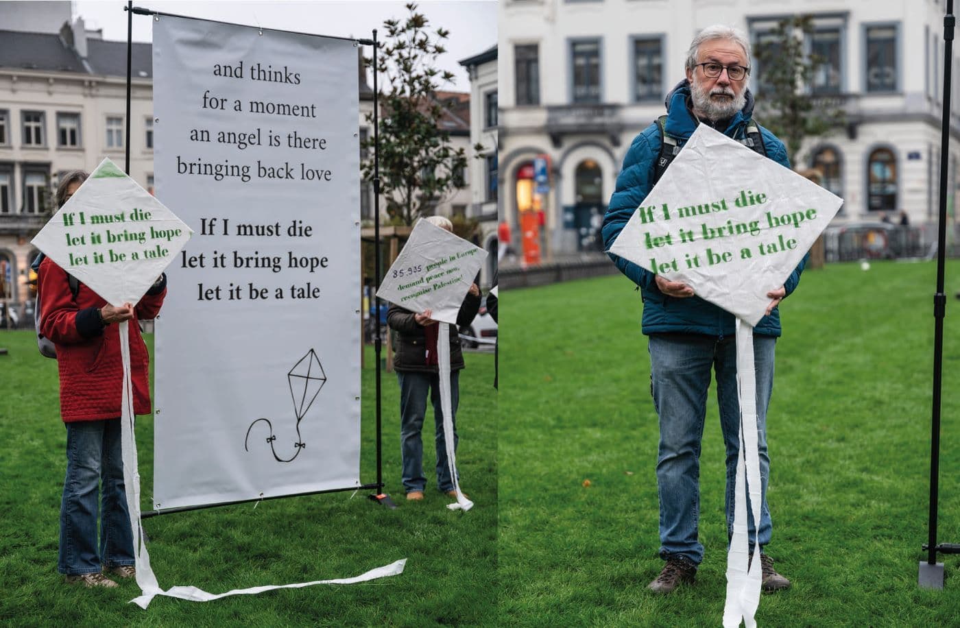 Des membres de WeMove brandissant des cerfs-volants devant des banderoles portant les mots du poète Refaat Alareer, devant le Parlement européen.