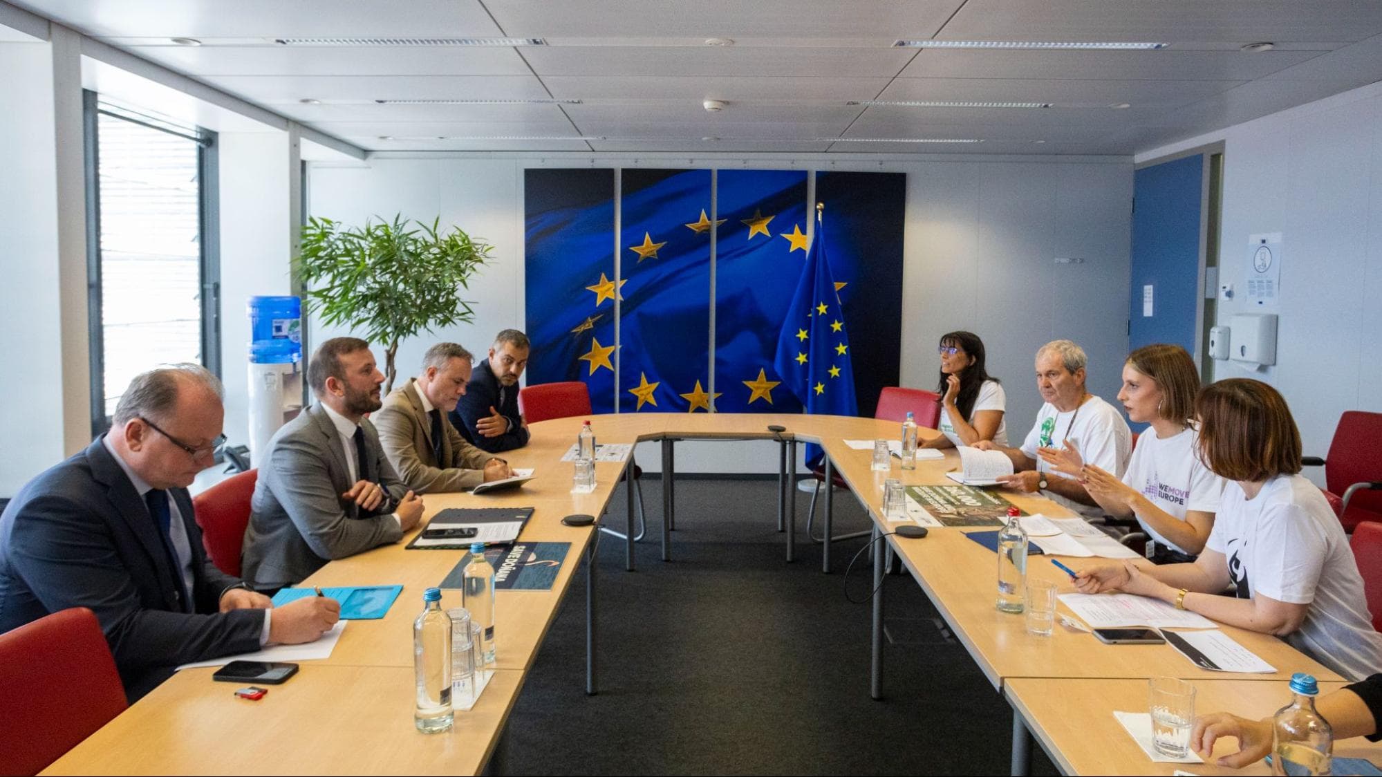 Foto de la reunión con el comisario Sinkevičius