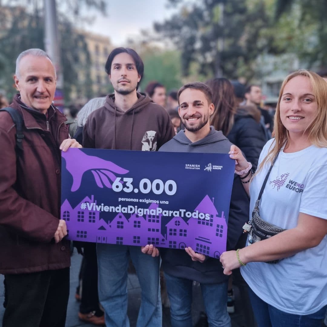 Immagine di attivisti ad una manifestazione a Barcellona
