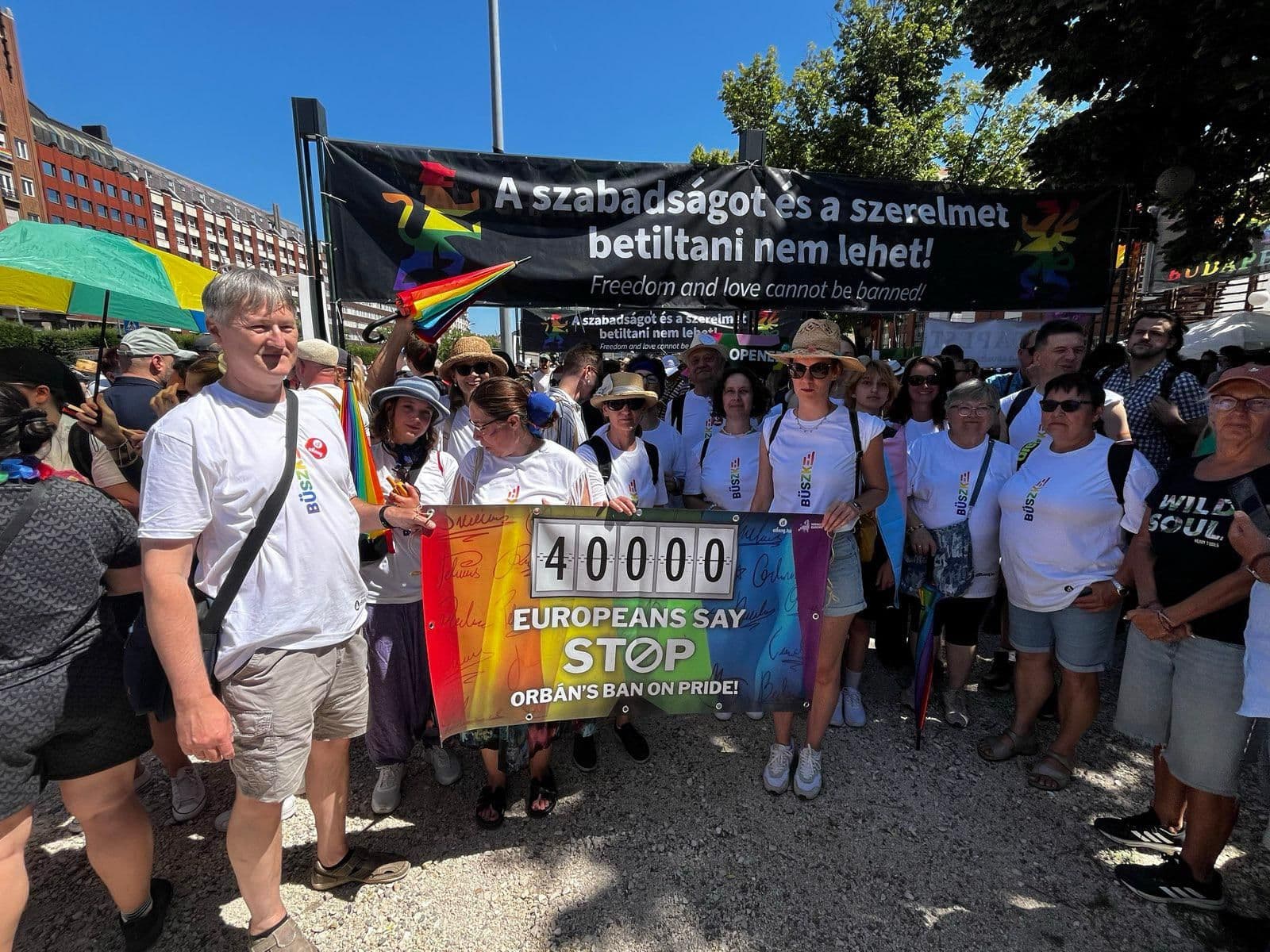 Vrijwilligers tonen een spandoek met de zin "40.000 Europeanen zeggen STOP Orbán's verbod op Pride!".