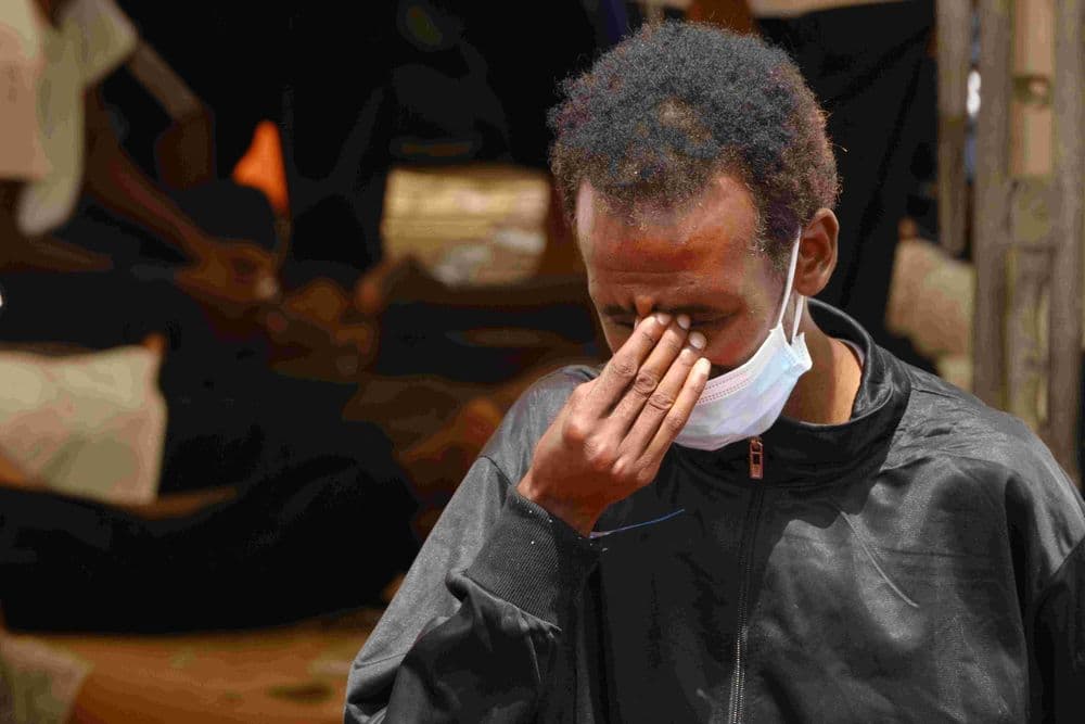 Photo d'une personne se couvrant le visage dans un geste de désespoir.