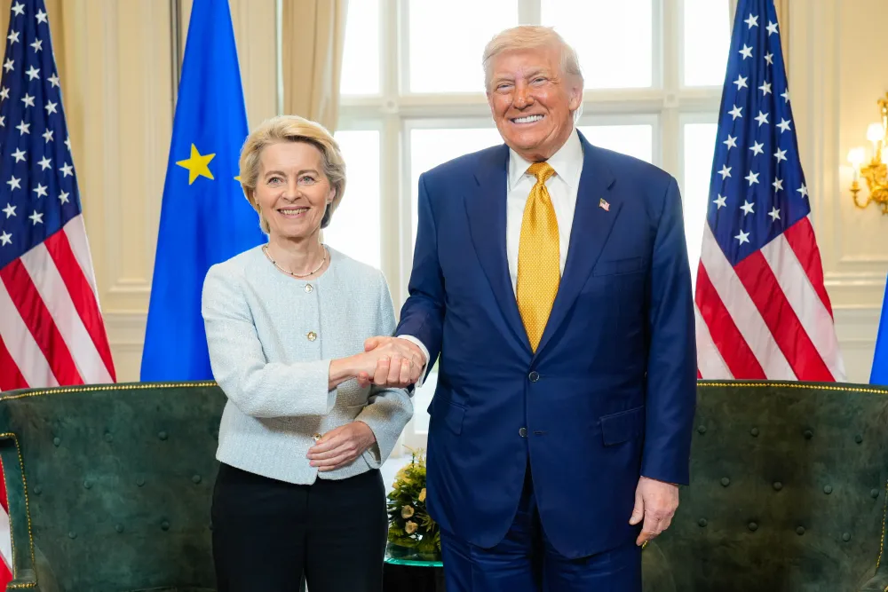Una foto del presidente degli Stati Uniti Trump e della presidente della Commissione europea von der Leyen che si stringono la mano.