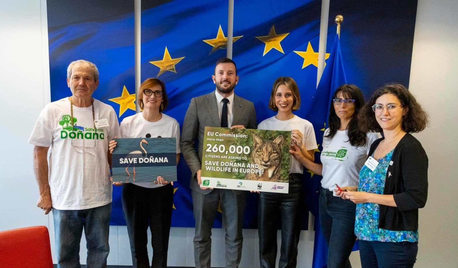 Photo de la remise de la pétition avec le commissaire V. Sinkevicius