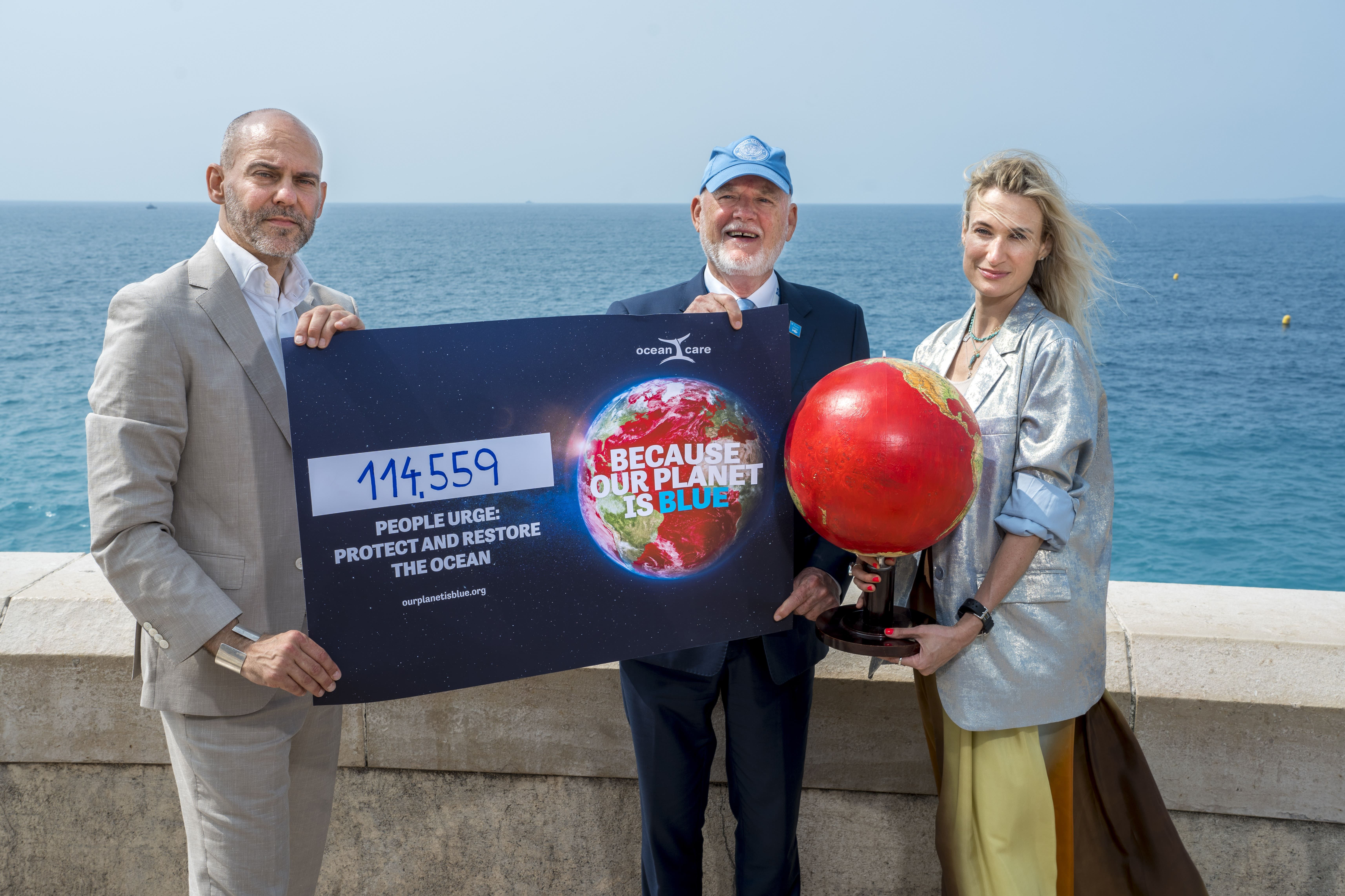 Foto: OceanCare bei der Übergabe unserer Unterschriften an den UN-Sondergesandten für die Ozeane Peter Thomson 