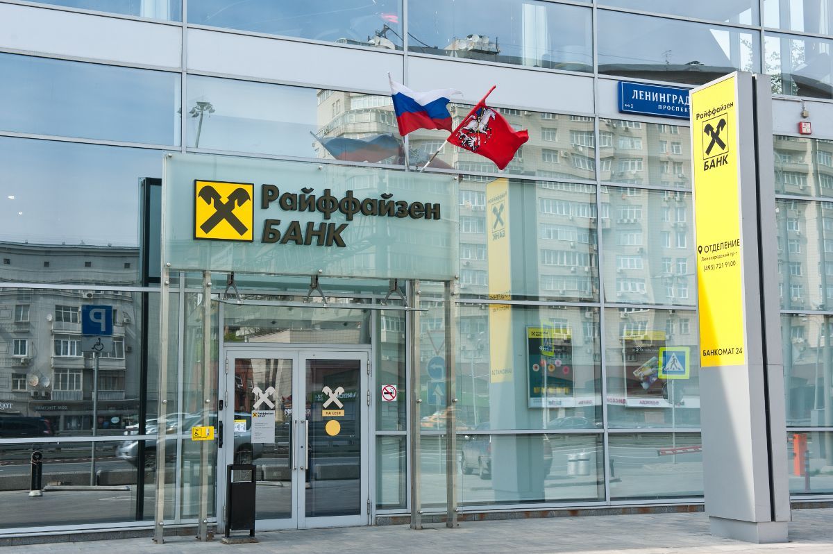 Foto van de ingang van een Russische vestiging van Raiffeisen bank