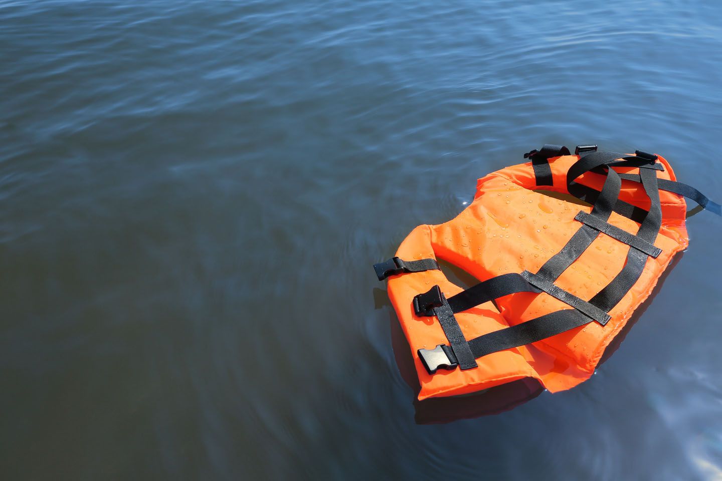 Foto de un chaleco hinchable flotando en el mar