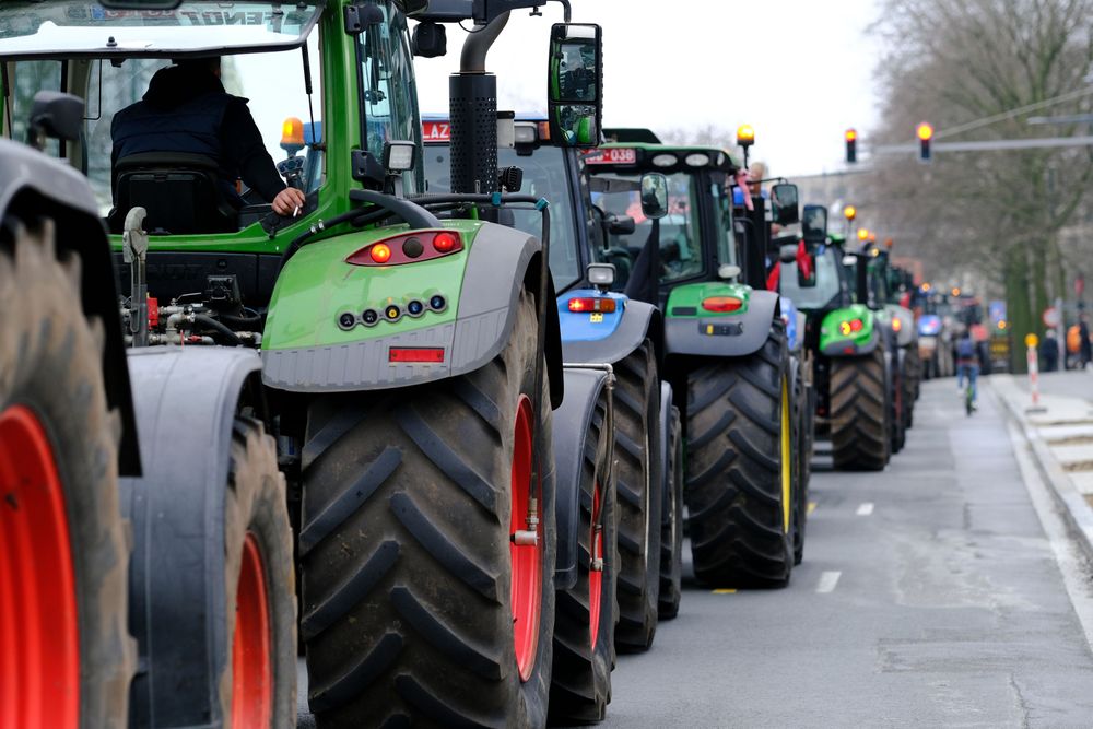 Foto van rij tractoren onderdeel van een boerenprotest