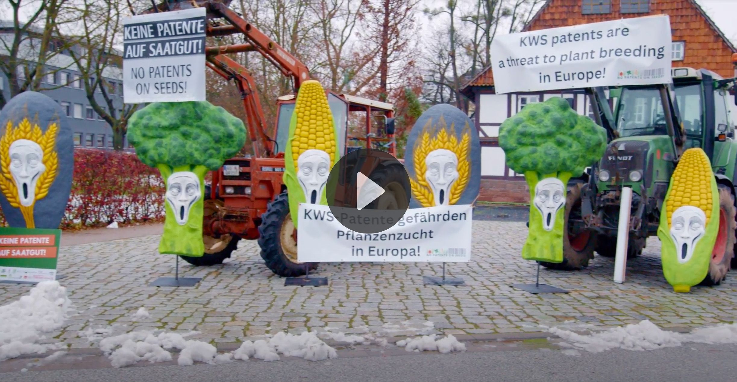 Thumbnail für ein Video mit Play-Button in der Mitte, Menschen als Gemüse verkleidet
