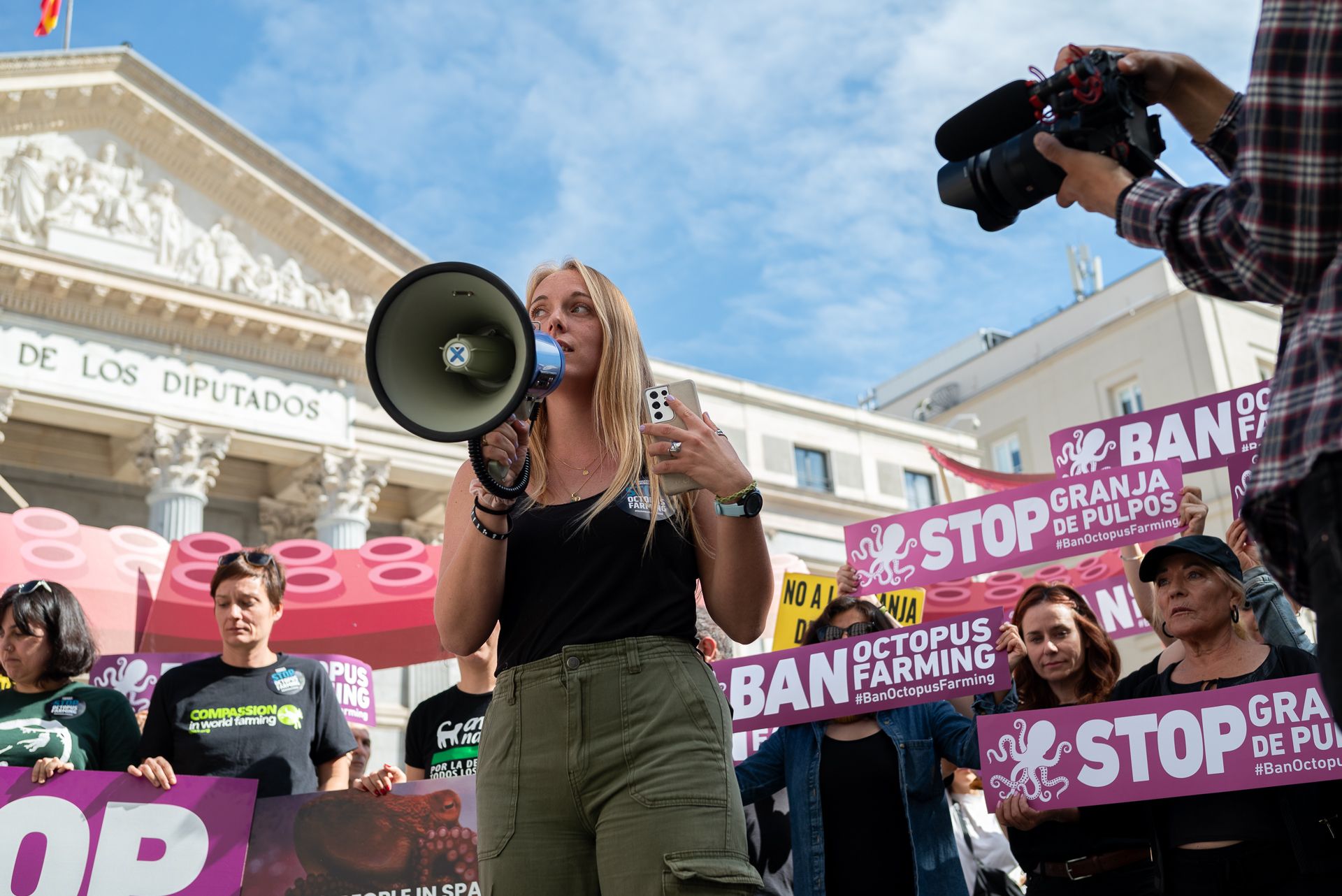 Bild von Taïme vor der spanischen Regierung bei einer Demonstration gegen die Oktopus-Zucht.