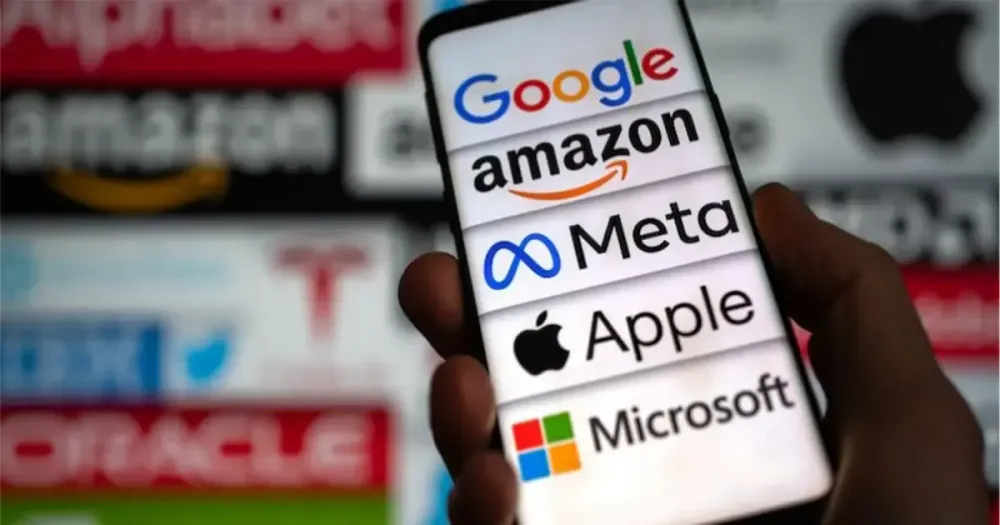 Una mano sostiene un teléfono móvil con los logotipos de grandes empresas tecnológicas.