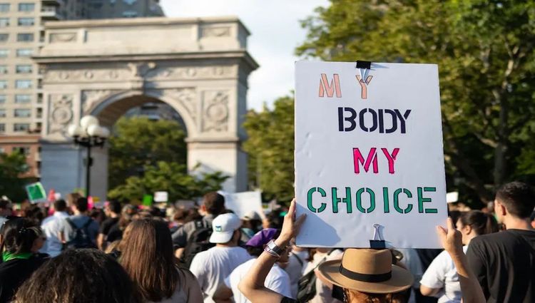 Picture showcasing a demonstration and a banner with the sentence "My Body My Choice"