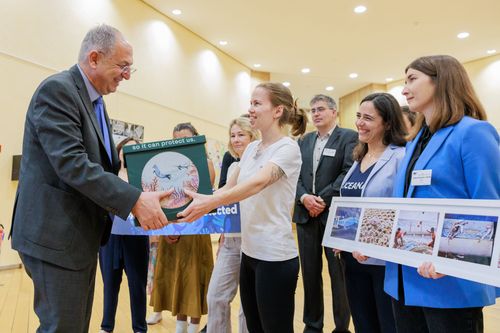 WeMove Wahlkämpfer übergibt Kommissar Kadis die Petitionsunterschriften