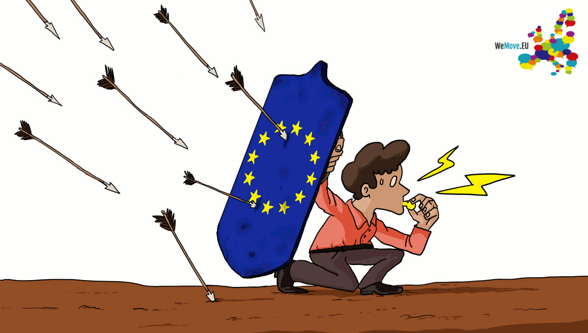 Ein Whistleblower verbirgt sich vor Pfeilen hinter einem Schild mit dem Wappen EU