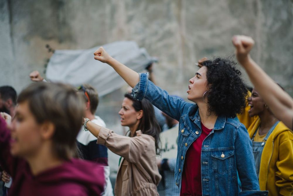 Immagine di donne con il braccio alzato che protestano