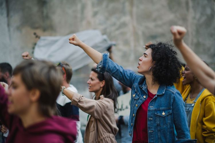 Eine Gruppe von Frauen kämpft für ihre Rechte